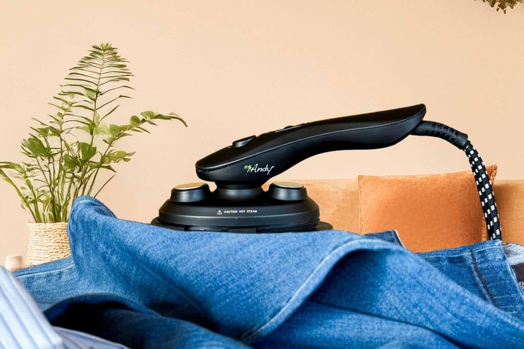 La planche à repasser aspirante et soufflante Andy fonctionne à la fois avec les mains, sans fer à repasser, et en mode classique, en utilisant l'accessoire Mimo comme fer à repasser et défroisseur vertical professionnel.